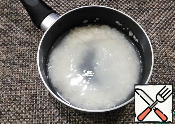 Rinse the rice, then pour 1 cup of water and put on fire. Cook until the water has completely evaporated.

