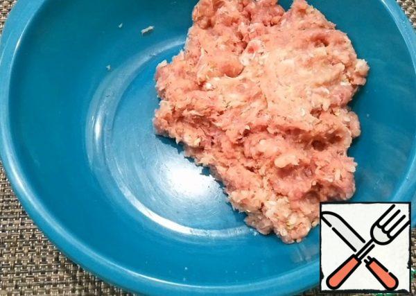 Cut the meat and onion into small pieces and twist in a blender or meat grinder.
Add boiled rice, 1 tsp salt and pepper to the minced meat. Mix everything thoroughly.
