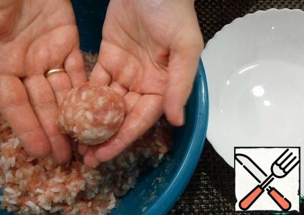 With wet hands, we form balls of minced meat and put them on a baking sheet. The meatballs are sent to the oven for 35 minutes at a temperature of 200 degrees until a barely noticeable golden crust is formed.
