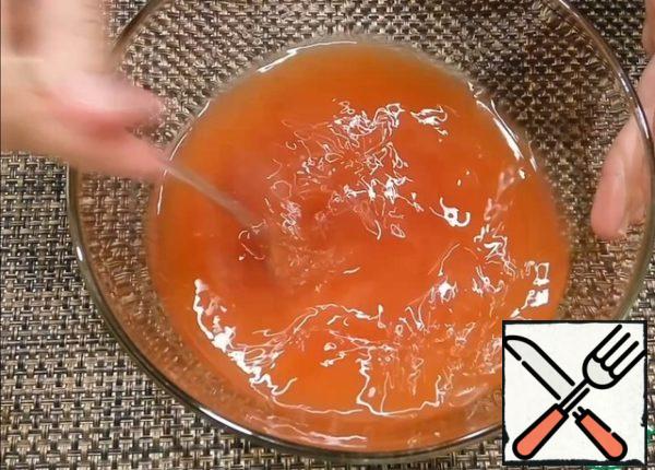 At this time, prepare the sauce. In a bowl, mix the tomato paste, 1 tsp salt, sugar and 2 tablespoons of water. Pour in the browned meatballs and put them back in the oven for 25 minutes.
