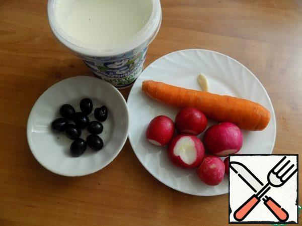 Wash the carrots and radishes and dry them with a paper towel. Garlic can be taken more to taste. I pulled out a small tooth.
