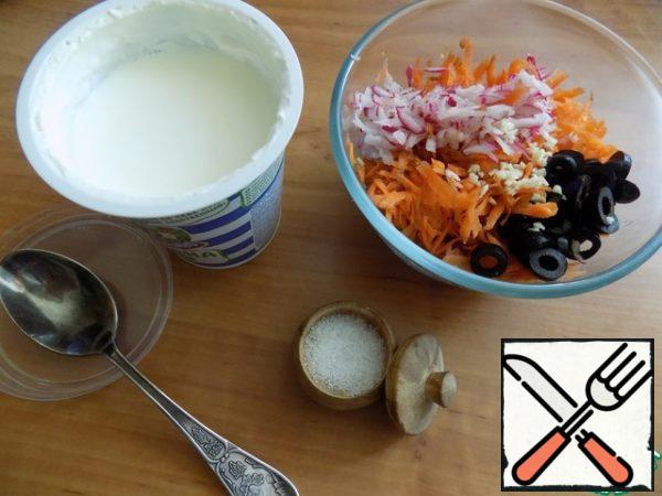 Grate on a medium-sized grater. Garlic can be grated, squeezed out or finely chopped. I cut the olives into rings. We send everything to the dishes.
