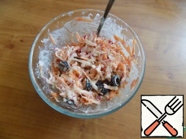 Season with sour cream and salt to taste. It's done. Serve directly in the same dish.
