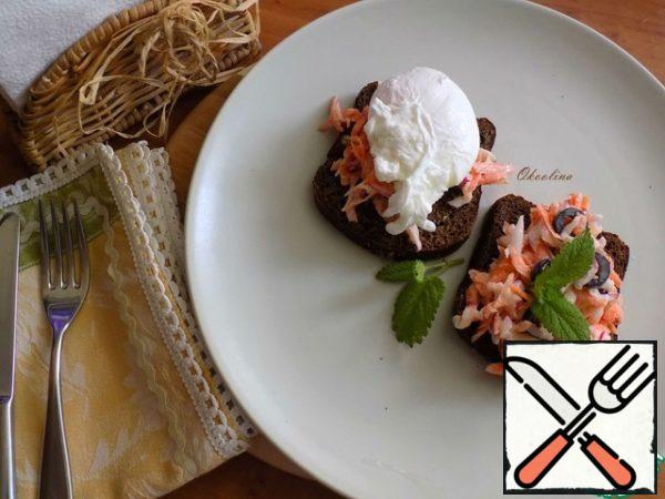 Great for serving egg snacks. Any egg: hard-boiled, fried or, as I did, a poached egg. I put an egg on one piece of toast. Decorated with melissa.
