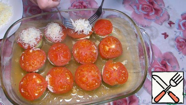 Cover the baking dish with foil and send it to the oven preheated to 200 degrees for 25-30 minutes (see on your oven).
After 30 minutes, grate 60 grams of cheese on a fine grater and sprinkle each stuffed zucchini, remove the foil and send it to the oven for a couple of minutes to brown the cheese.
