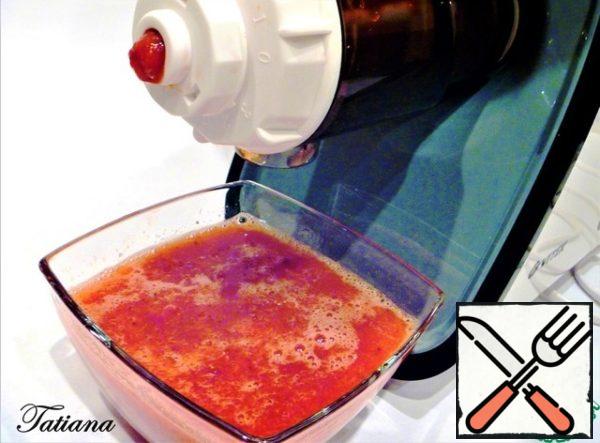 To make strawberry puree, wash the juicer nozzle, collect, chop the strawberries into a thick puree-like mass.
