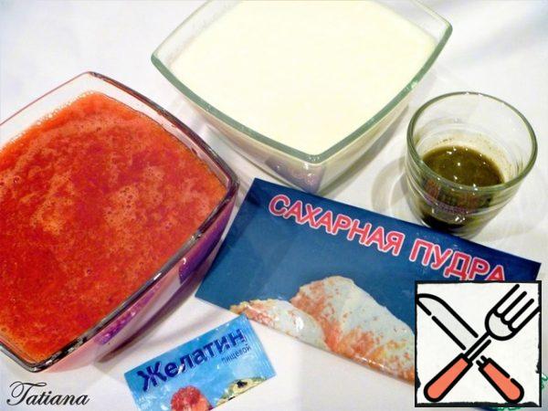 Add mint juice (2 tablespoons) and 2 tablespoons of powdered sugar, strawberry puree (400 g) to the yogurt and add 2 tablespoons of powdered sugar.
Two glasses of soaked gelatin, 2 tbsp.l. + 50 ml of water. Dissolve the swollen gelatin in microparticles (60% = 1.5 minutes).
Gelatin pour mint yogurt, gelatin, and a second cup of strawberry puree into one cup. In a small bowl (glass), pour yogurt and strawberry jelly in layers. Each layer needs to be "fixed" a little in the refrigerator. For the convenience of cooking, place the bowl on a small tray or on a cutting board.
