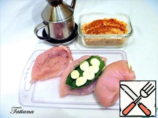 In each chicken fillet do in the middle, equity, deep cut.
Harvested "pockets" open "book", salt and pepper. Lay out in the center of the chicken "pocket" a few plates of mozzarella, 2-3 spinach leaves on top, then another layer of mozzarella.\"Pocket \"close, fasten the incision with a wooden toothpick, salt and pepper on both sides. Mix the breadcrumbs with the paprika.