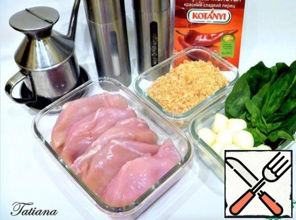 Products for chicken "pockets":
Wash the chicken fillet in advance and dry with a paper towel. Wash the spinach leaves in cold water and dry. Cut the mozzarella into plates.