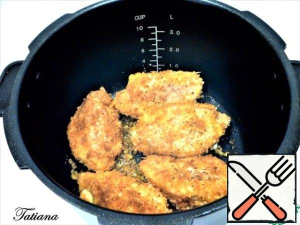 In this recipe, "pockets" are prepared in a slow cooker, in the "quenching"mode. With this preparation, chicken meat is very tender and very juicy. In the bowl slow cooker pour 3-4 tbsp vegetable oil, switch mode "frying".
Chicken "pockets" are generously rolled in spicy breadcrumbs, place in hot oil. Fry for 3-4 minutes on both sides. Set the mode slow cooker "fighting". Cooking time 20 minutes. At the ready signal, do not open the lid of the slow cooker for another 10-12 minutes.