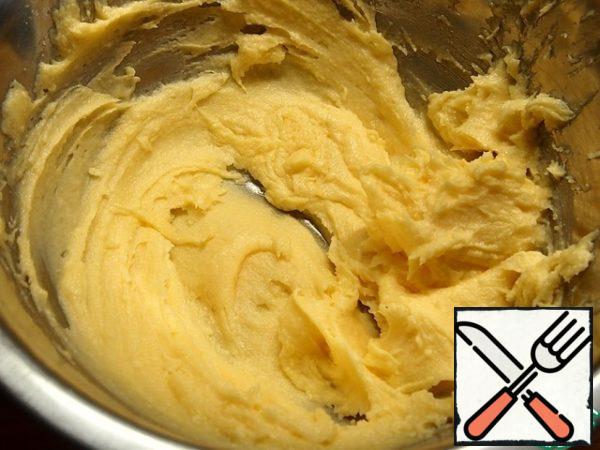 Butter at room temperature mixed with sugar, essence and yolks, beat until smooth.
