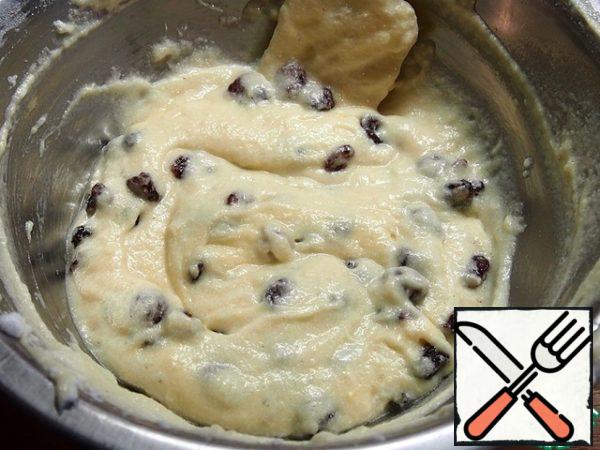 The dough is divided into two parts. One add cranberries or raisins, mix well.