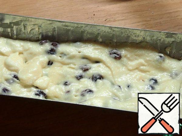 Grease the baking dish with oil and sprinkle with flour. Fill the form with dough with cranberries.