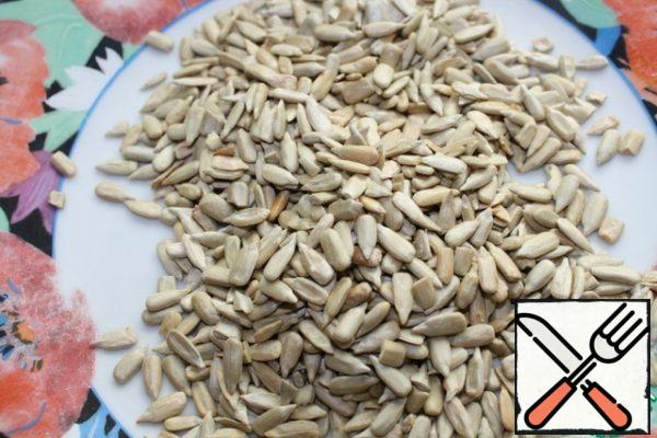 I fry the seeds, I dry them in the microwave to a delicious smell and taste. It is better to fry the seeds, because the taste of pesto becomes richer.
Then add the pepper and seeds to the blender and whisk well.
Add salt, oil, lemon juice and pepper mixture to taste.
Rosemary is also added either by half a teaspoon, or by a full spoon, but in one case or another it must be present, because it gives piquancy.
