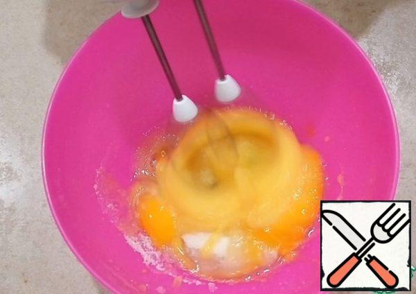 In a deep bowl, mix the eggs, sugar (if you like sweet pastries, then add a little more sugar), vanilla sugar, salt. Beat white.