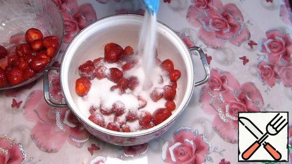 Wash strawberries, remove the stalks.
In a pan put the strawberry layers, sprinkling with sugar.
Cover with a towel and leave for 4-6 hours to let the strawberry juice.