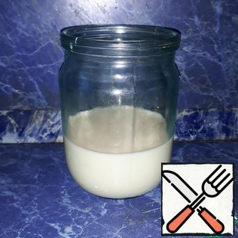 Immediately pour on 200 grams milk in 4 jars.