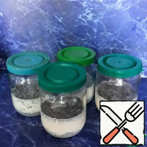 Pour 30 grams of Chia seeds into each jar of milk. Stir and leave in the refrigerator overnight.