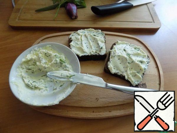 Make a smear. I brought cottage cheese with herbs. Add there Dijon mustard of two kinds. Of course I can use regular mustard dining room, but with Dijon tastes better to me. Finely cut one feather of green onions. Thoroughly combine and spread our ready!