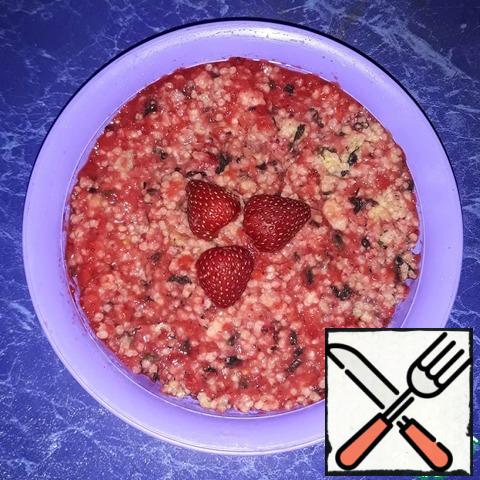 Before serving, heat the porridge, and only then pour the strawberry billet and mix. The output of 4 portions of 500 grams.
In one 475 calories, 18.5 proteins, 3.7 fats, 92 carbohydrates.
This recipe is perfect for a healthy and rich Breakfast. Everything turned out very simple, tasty and fragrant. Bon appetit!