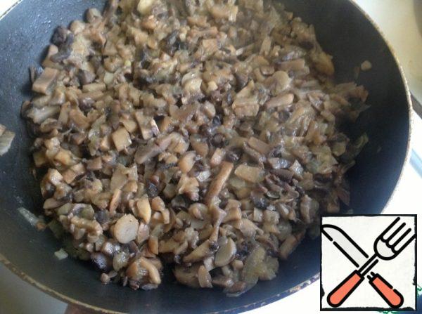 Finely chop the mushrooms and put them to fry with onions, also finely chopped, lightly salted.
