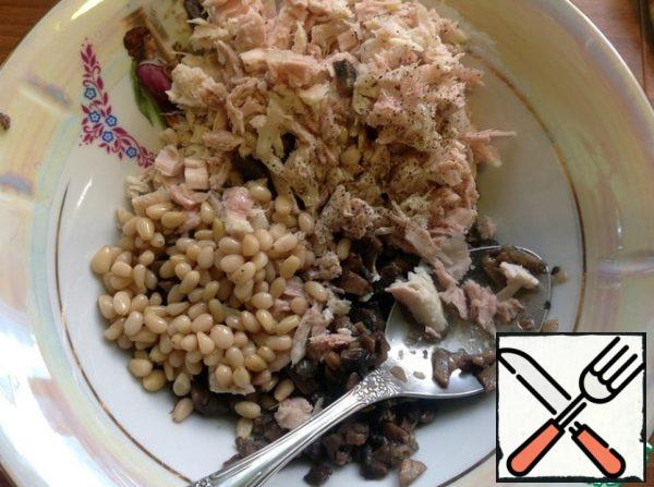 Put the mushrooms in a salad bowl, add the chopped boiled breast, nuts. If you want to add salt, pepper, oil and lemon juice, mix gently.
