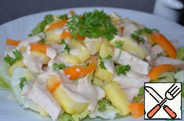 Put on a plate in layers: salad, chicken, bell pepper, pineapple and pour the dressing on top. Garnish with fresh herbs.
The salad is ready!
