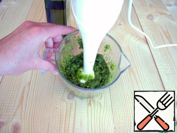 The salad is prepared very simply and quickly. First let's make the pesto sauce.
To do this, chop pine nuts, garlic, parmesan and basil in a blender, gradually adding olive oil (preferably unrefined).
