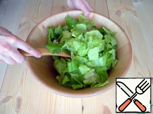 Mix all the ingredients in a salad bowl, season with pesto and anchovies.
Salt and pepper - to taste and desire.