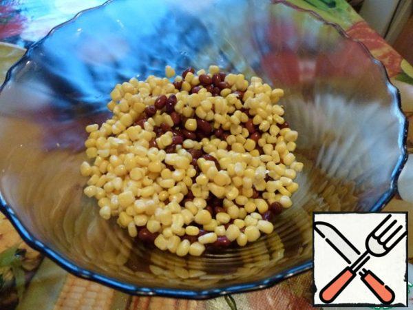 Drain the excess liquid from the beans and corn, spread in a salad bowl.