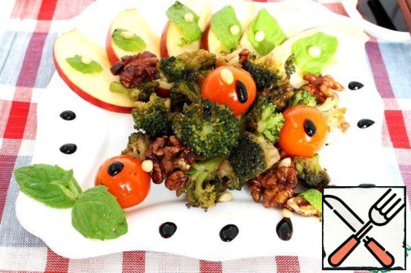 When serving, sprinkle with teriyaki, sprinkle with pine nuts and put the hot salad on a plastic apple.