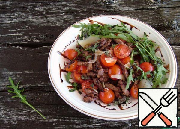 Put the meat and tomatoes on a warmed dish. Put arugula and parmesan chips on top, garnish with balsamic sauce. Serve immediately to the table!