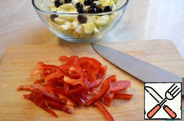 Chop the sweet pepper.
