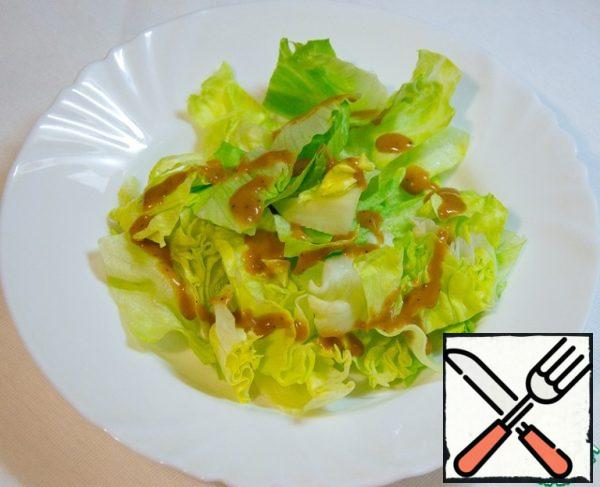 I love lettuce leaves very much. How juicy and sweet it is. Pour sesame sauce.