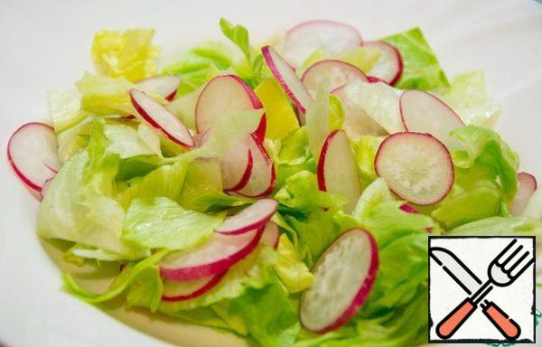 Place a large-grain radish salad on a plate. Pour over the sauce, sprinkle with sesame seeds and serve!