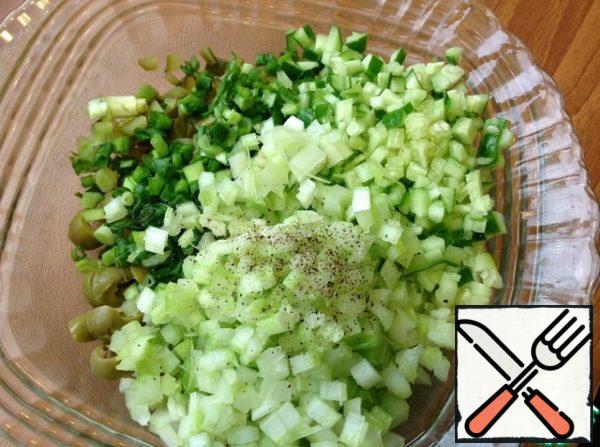 Cut the fresh cucumber into small cubes, celery stalks too. Finely chop the green onion. Add freshly ground black pepper to taste.
