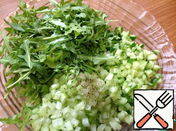 Lay out the arugula and drizzle with olive oil. Mix gently. You can beautifully put the salad on arugula leaves, but I like it when arugula leaves lie for 10 minutes in a salad with all the products and absorb all these wonderful flavors, as well as be filled with them. Believe me, the taste is completely different, but do as you like.