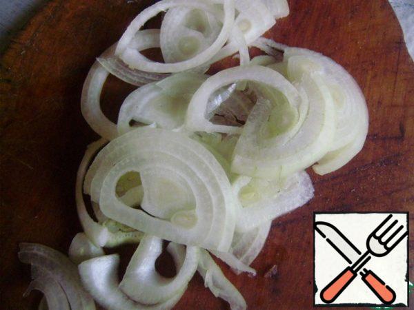Cut the onion into thin half rings. You can take red onions with you, the salad will look more beautiful.

