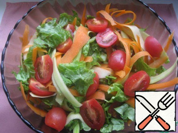 Cherry tomatoes cut in half, tear the salad, mix well.
