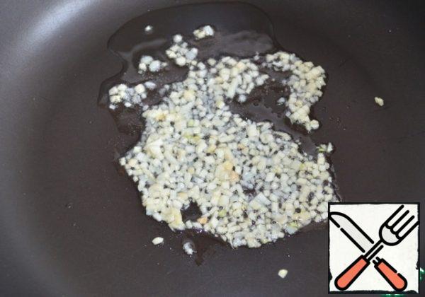 Peel and finely chop the garlic. Heat the olive oil in a frying pan and fry the garlic for 1 minute.
