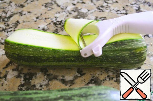 Cut the zucchini into thin strips using a mandolin (vegetable cutter) or vegetable peeler and place in a large bowl.
