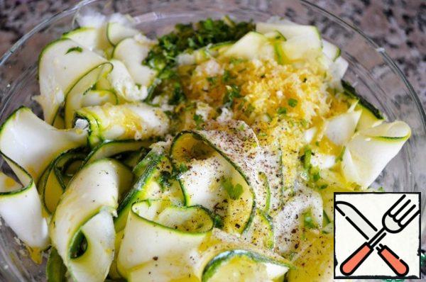 Pour the marinade over the zucchini and mix everything together thoroughly with your hands, trying not to tear the tape. Leave the zucchini in the marinade for 30-45 minutes.
