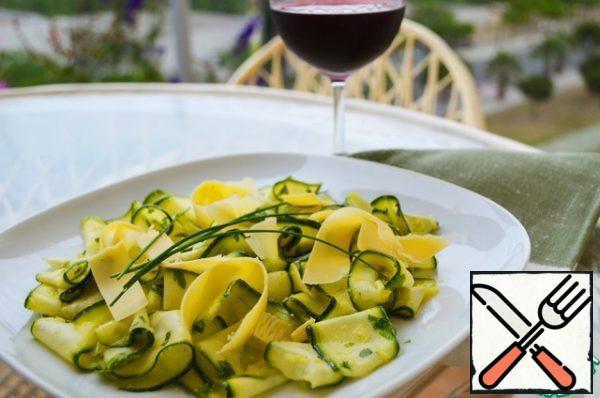 Arrange the pickled zucchini on plates, sprinkle with parmesan shavings and garnish with leek feathers.
