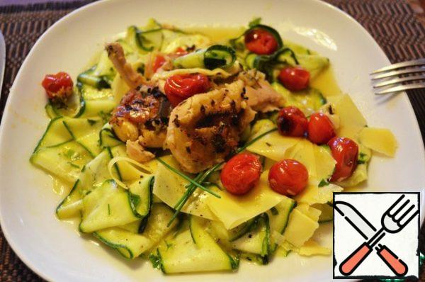 If you want a more satisfying dish, you can add pieces of baked chicken and cherry tomatoes.