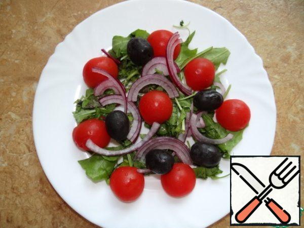 Put olives, onions, cut into thin half rings on the salad.
