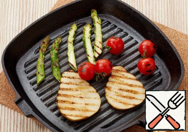Fry the pear in a grill pan without oil and place it around the salad mixture.
Preheat the cheese, fry the asparagus and also put it around the salad.
