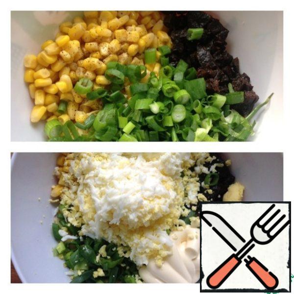 Chop the prunes finely (without soaking beforehand), chop the green onions. Grate the egg on a medium grater, add mayonnaise and garlic passed through a press.
