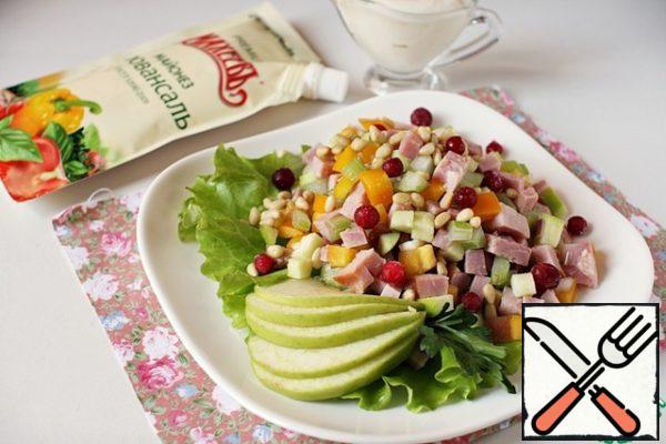 Finish the salad, season with ground black pepper or mixture of peppers, spread on lettuce leaves and sprinkle with pine nuts.
I also decorated the salad with cranberry berries and Apple slices.