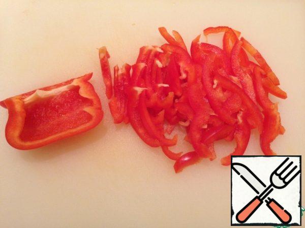 Cut the pepper into strips.
