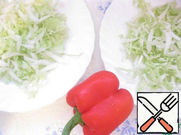 Slice the cabbage thin, put in dish, sprinkle with lemon juice.